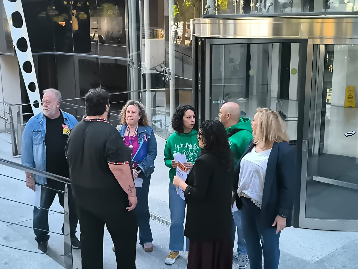 UGT_Andalucia's tweet photo. 🔴 UGT Andalucía ha formalizado hoy la convocatoria de huelga general del #11N.

🗣️ María del Mar Serrano denuncia que la vivienda puede absorber hasta el 70 % del salario.

✊ Salarios dignos, vivienda asequible y convenios desbloqueados.

🔗 https://t.co/2xlUgKwMOH https://t.co/bmTNoMNWjC