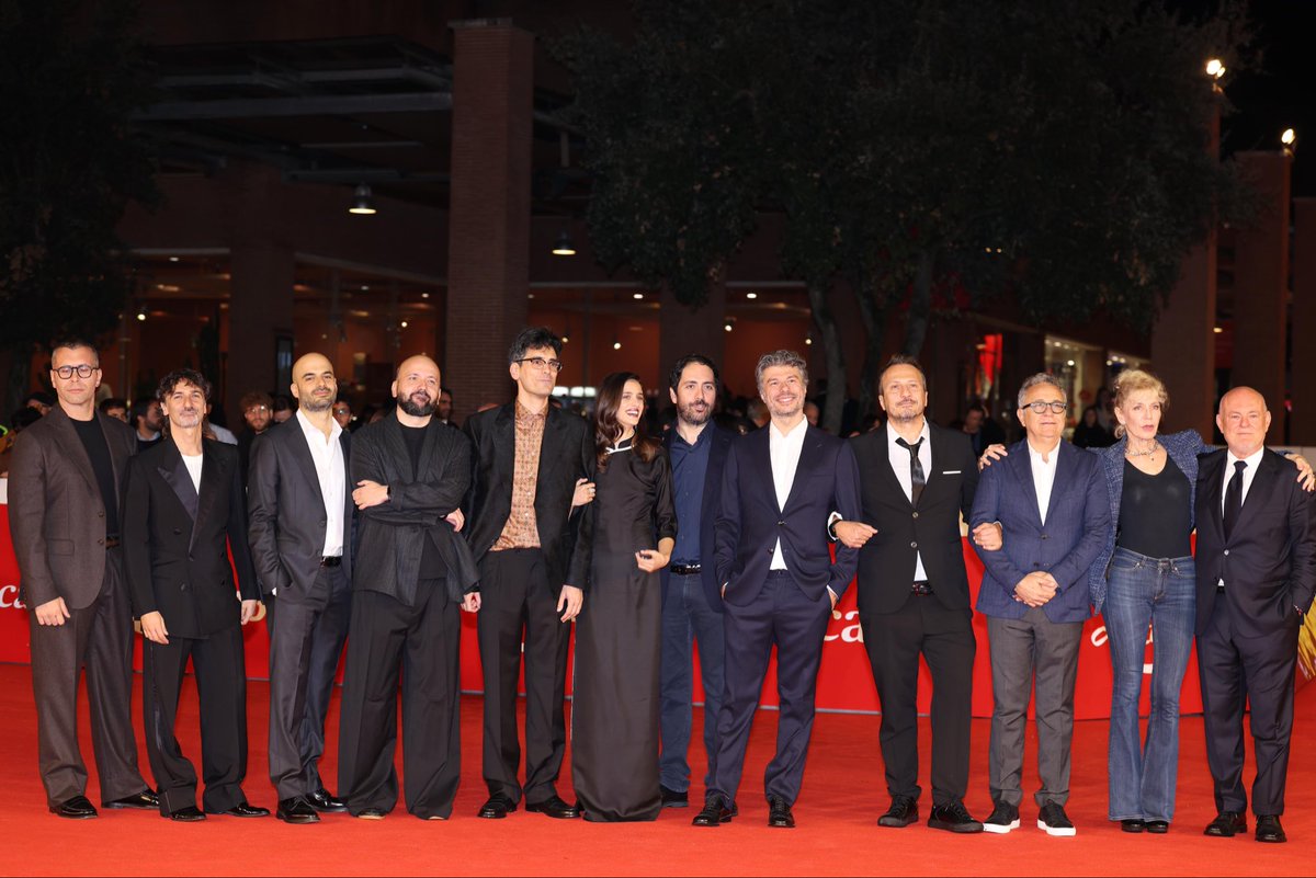 RaiCinema's tweet photo. Capitanati da Valerio Lundini, divertenti e sprizzanti Benedetta Porcaroli, Gabriel Montesi, Giorgio Montanini e Andrea Di Maria hanno presentato #Cambogia alla Festa del Cinema di Roma, in uscita al cinema il 18 marzo 2027 con 01 Distribution. 🎬
@romacinemafest @01Distribution https://t.co/i8rHe6jHgl