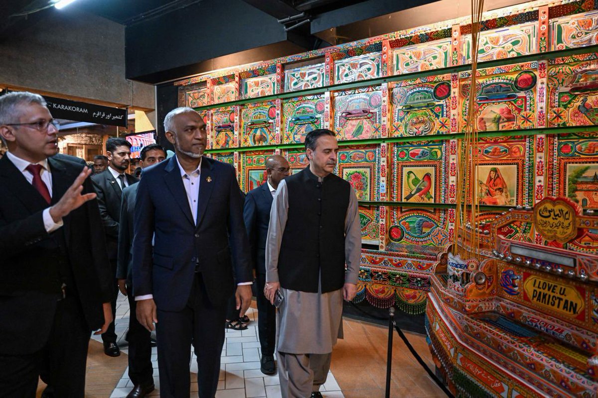 presidencymv's tweet photo. President Dr @MMuizzu and First Lady @sajidhaamohamed tour the National Institute of Folk and Traditional Heritage (Lok Virsa) during their State Visit to Pakistan, exploring the country’s rich cultural heritage, traditional arts and diverse cultural expressions.

#MaldivesPakistan