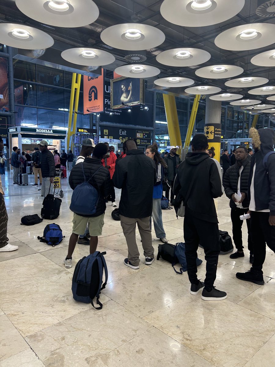 contrastado's tweet photo. Ahora en llegadas del Aeropuerto de Madrid.
Un grupo de unos 30 subsaharianos acaban de llegar a Madrid procedentes de Las Palmas de Gran Canaria.
Los esperaban 3 chicas de la ONG Rescate.
Nos invaden por las costas y los repartimos por la península.
Avión y a pensión completa!!! https://t.co/nWo3LRPx5z