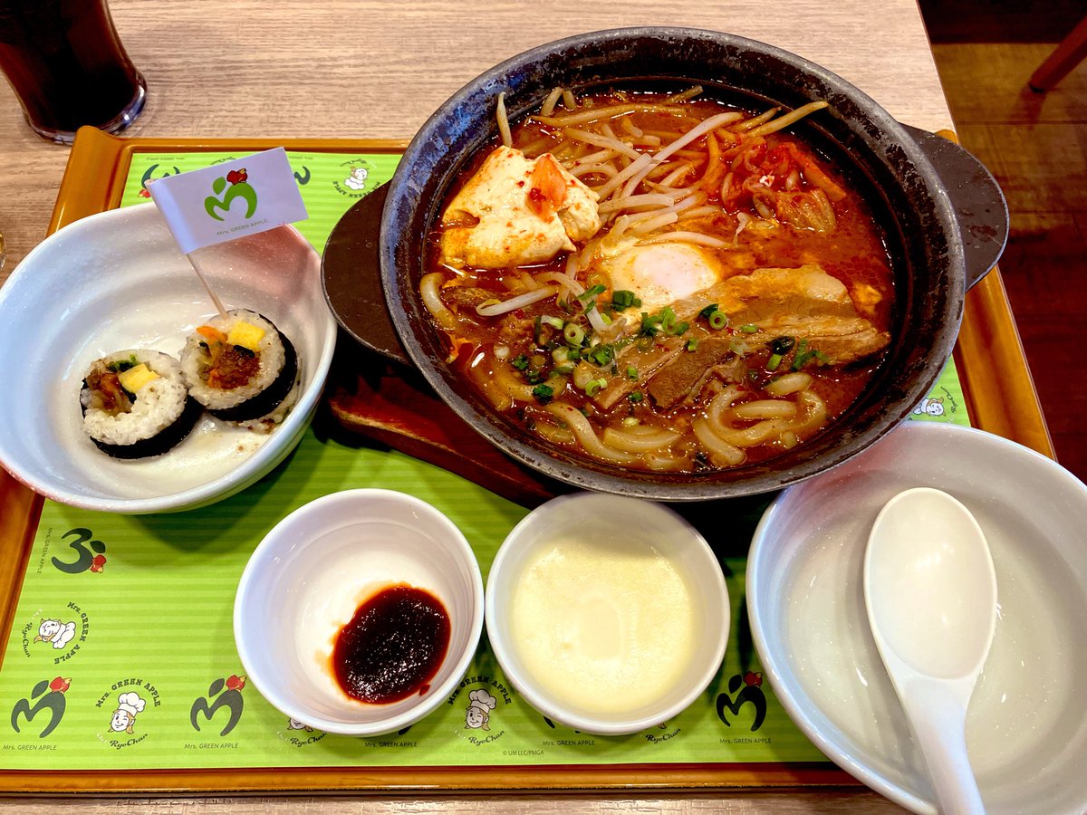 0914_0309's tweet photo. 美味しかった💛
大食いの私には一食だと物足りなくて
サラダとパンも追加注文😂
次女がマグロ丼を注文したので、
マグカップ2種類とスプーンフォークセットをゲット😊
周りにはJAM'S沢山いました✨

#MrsGREENAPPLE
#シェフりょうちゃんガストコラボ https://t.co/i7OX2WTzhJ