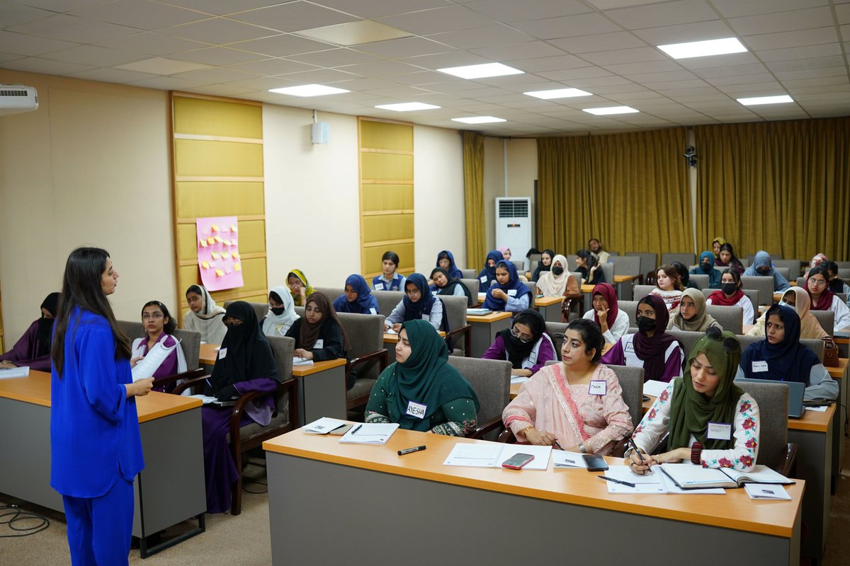 PunjabSDGsUnit's tweet photo. Financial confidence is economic power.

📍On Day 2 of #WELD Punjab Chapter in Bahawalpur 🇵🇰, #UNDPinPakistan, @PnD_Punjab and @ksblpakistan focused on the money side of running a business. Through simulations, case studies and hands-on exercises, women entrepreneurs worked on access to finance, responsible borrowing, managing finances, saving and planning, risk and contingency planning, and when and how to expand.

📈Better financial decisions lead to stronger, more resilient businesses.

#WomenInLeadership #CharacterDrivenLeadership #LeaveNoOneBehind