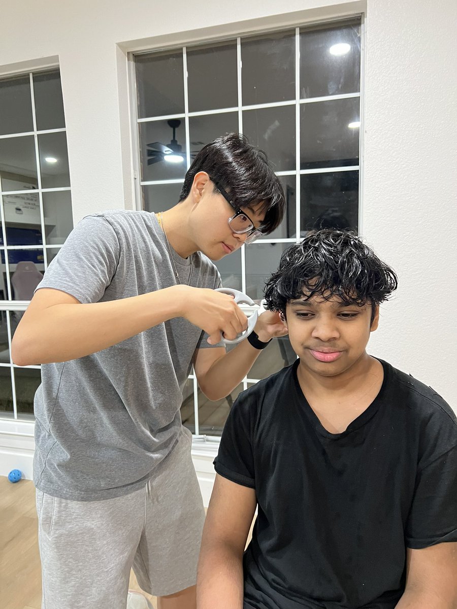 OliverOG's tweet photo. POV: Khanada’s your barber💇‍♂️🤣 https://t.co/MFGjegmXUW