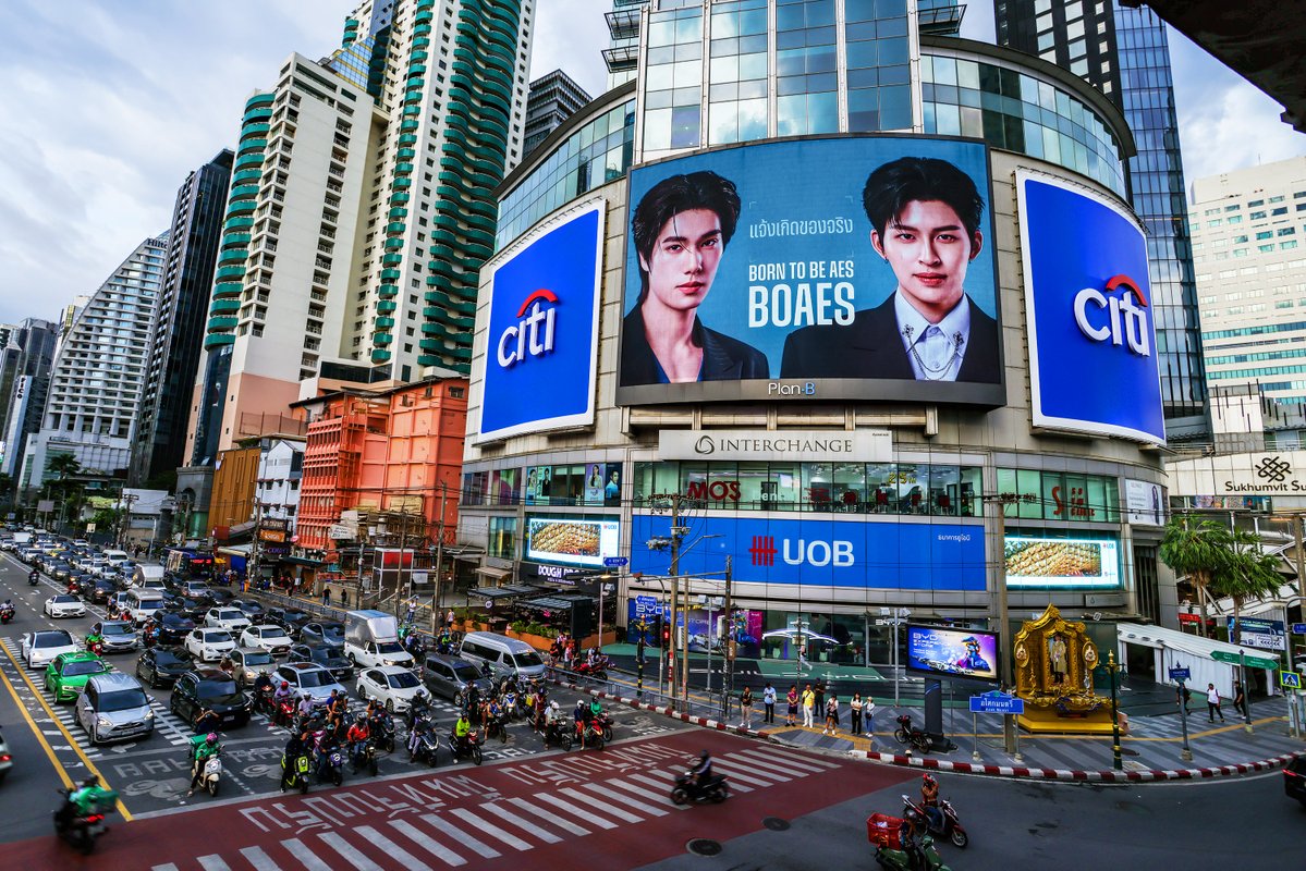 planbmedia_pcl's tweet photo. BOAES “แจ้งเกิดของจริง” กับปอนด์–ภูวินทร์ บนทำเลเด่นใจกลางกรุง 💙 เปล่งประกายทั่วเมือง เติมโมเมนต์ใจฟูให้แฟน ๆ ได้เจอเมนระหว่างทาง ✨

#PlanBMedia #BOAES #PondPhuwinxBOAES #BORNTOBEAES #ppnaravit #phuwintang #ปอนด์ภูวินทร์ #PondPhuwin https://t.co/eDF15FcCF8