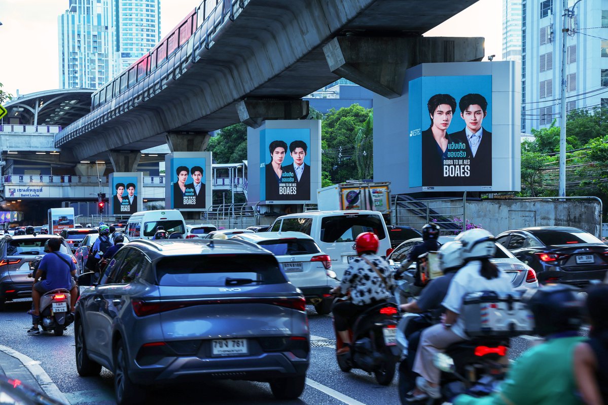 planbmedia_pcl's tweet photo. BOAES “แจ้งเกิดของจริง” กับปอนด์–ภูวินทร์ บนทำเลเด่นใจกลางกรุง 💙 เปล่งประกายทั่วเมือง เติมโมเมนต์ใจฟูให้แฟน ๆ ได้เจอเมนระหว่างทาง ✨

#PlanBMedia #BOAES #PondPhuwinxBOAES #BORNTOBEAES #ppnaravit #phuwintang #ปอนด์ภูวินทร์ #PondPhuwin https://t.co/eDF15FcCF8