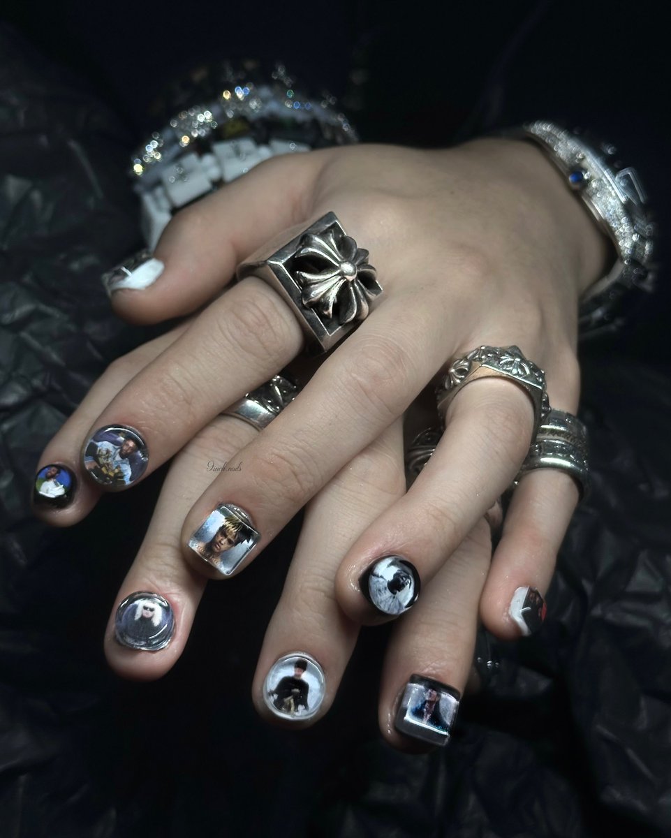 stillchs7's tweet photo. 9inch.nails ins 💜🩵 #최현석 

"7CHILL @/bazo_1199inspired nails 🩶🖤 by @/9inch.nails"

#TREASURE #트레저 https://t.co/1IWSE1cOJl