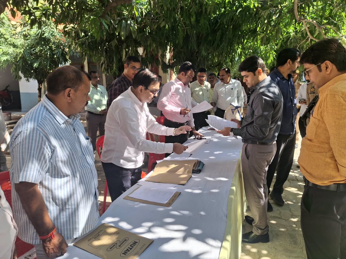 DMMau1's tweet photo. विधान परिषद सदस्य निर्वाचन-2026 के दृष्टिगत पोलिंग पार्टी रवानगी स्थल का निरीक्षण कर संबंधित अधिकारियों एवं कार्मिकों को निष्पक्षता,पारदर्शिता एवं पूर्ण सतर्कता के साथ निर्वाचन प्रक्रिया सकुशल संपन्न कराने के निर्देश दिए।
@ceoup @ECISVEEP https://t.co/pwzR9fujXt
