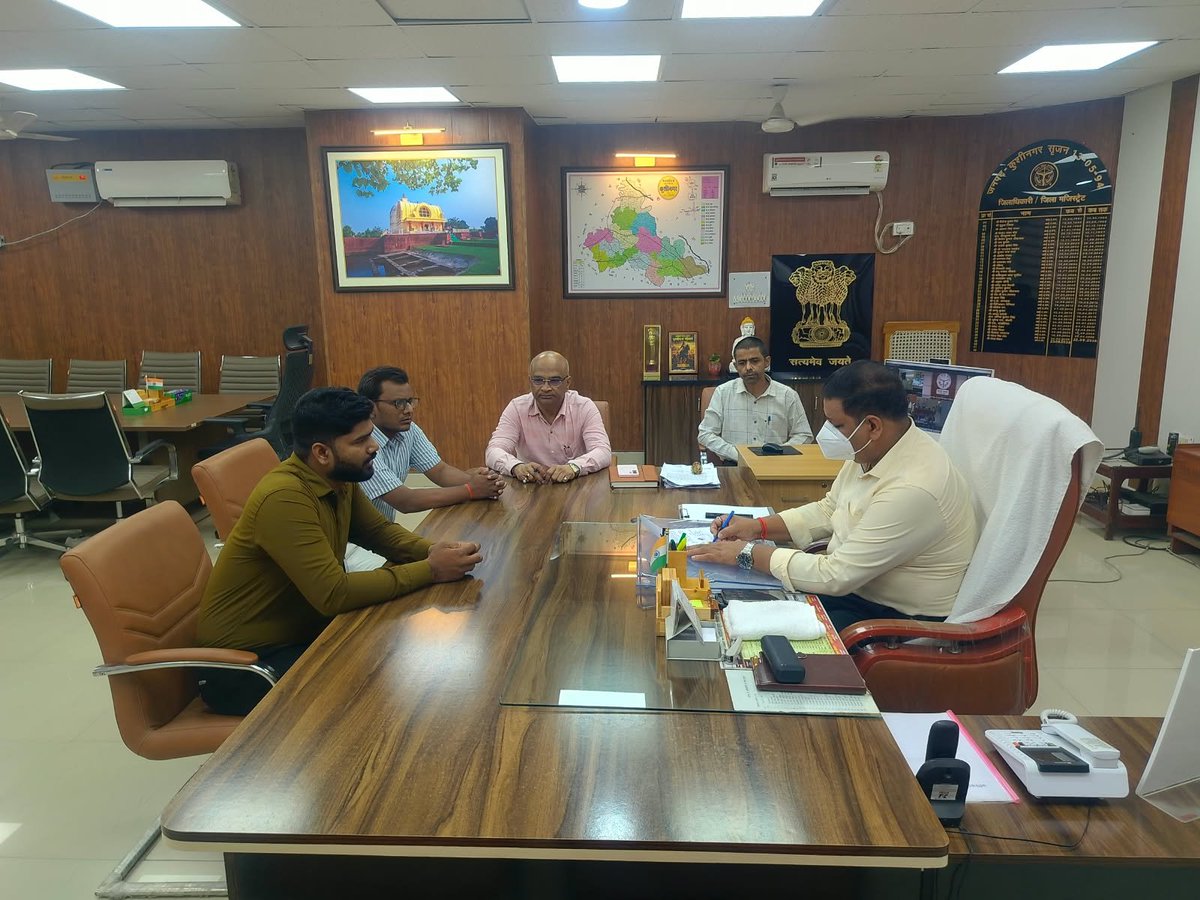 dm_kushinagar's tweet photo. आज कलेक्ट्रेट कक्ष में आयोजित जनसुनवाई कार्यक्रम में जनपद के दूर-दराज क्षेत्रों से आए नागरिकों की विभिन्न विभागों से संबंधित शिकायतों/समस्याओं को गंभीरता से सुना गया।समस्याओं/शिकायतों को सुनकर संज्ञान लिया गया। शिकायतों से संबंधित विभाग के अधिकारियों को निर्देश दिए गए हैं कि सभी शिकायतों का पारदर्शी, निष्पक्ष, गुणवत्ता युक्त और समय पर निस्तारण सुनिश्चित किया जाए।
@ChiefSecyUP @CMOfficeUP @UPGovt @InfoDeptUP