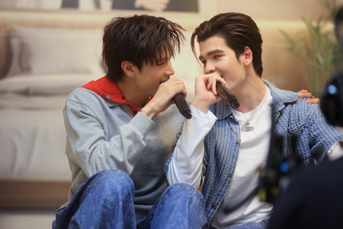 circle_update's tweet photo. กรี๊ดจนระบบรวน! “ทาฆิ-เฟรนด์” เสิร์ฟความฟินทะลุจอ ในงาน ‘Decoding You โคตรรัก Fin Meeting’ แฟนคลับวูบทั้งฮอลล์!
.
#ThakhiFriend #ทาฆิเฟรนด์
#DecodingYou #โคตรรัก
#DecodingYouโคตรรักFinMeeting
.
เก็บอาการไม่ไหวจริง ๆ กับโมเมนต์ความฟินที่ชวนกรี๊ดสลบของจริง กับการเปิดบ้านต้อนรับมาร่วมเอนจอยกันใน งาน “Decoding You โคตรรัก Fin Meeting” ของคู่เคมีทำลายล้างอย่าง “ทาฆิ กวิน” และ “เฟรนด์ พีระกฤตย์” ที่เพิ่งจัดขึ้นสด ๆ ร้อน ๆ เมื่อวันที่ 21 ตุลาคม 2569 ที่ผ่านมา ณ มาลีนนท์ฮอลล์ ชั้น 8 อาคาร 2 มาลีนนท์ทาวเวอร์
.
บรรยากาศในงานบอกเลยว่าทำเอาแฟนคลับเสียอาการกันเป็นแถว ตั้งแต่เปิดตัวด้วยโชว์ร้องเพลงประกอบซีรีส์สุดโรแมนติกอย่างเพลง “ฉันเป็นของเธอไปแล้ว” ท่ามกลางบรรยากาศแห่งความอบอุ่นและเสียงต้อนรับจากแฟนคลับ ก่อนเปิดเผยเรื่องราวความประทับใจแรกที่มีต่อกัน ตั้งแต่การพบกันครั้งแรก การทำงานร่วมกันครั้งแรก ไปจนถึงเรื่องราววีรกรรมสนุก ๆ ที่พูดไปพูดมาหนุ่มทาฆิ ปล่อยช็อตขิงที่ทำแฟน ๆ กรี๊ดหนักมาก เมื่อเจ้าตัวเอ่ย “ตัวเองเป็นคนโชคดีมากที่ได้เจอเขา (เฟรนด์)”
.
ความสนุกดำเนินต่อด้วยเกม “จนกว่าใจเราจะตรงกัน” ให้ทั้งสองหนุ่มตอบคำถามหรือทายใจเกี่ยวกับความชอบส่วนตัวเพื่อพิสูจน์ว่าทั้งคู่มีความคิดและความชอบที่ตรงกันมากน้อยแค่ไหน ก่อนเข้าสู่เกม “ใบ้รัก ใบ้คำ” ที่เปิดโอกาสให้แฟน ๆ ได้ร่วมสนุกกับทั้งสองคนอย่างใกล้ชิด พร้อมรับของรางวัลพิเศษ และบทลงโทษสุดฮา จากนั้นไปกันต่อในช่วง Q&A และพากันสปอยล์ความฟินใน EP4 บางส่วนของซีรีส์ “Decoding You โคตรรัก” แบบสุดเอ็กซ์คลูซีฟแถมยังมีไฮไลท์เด็ด ๆ อย่างเบื้องหลังทัวร์ห้องนอนที่ทำเอาแฟน ๆ ฟินกันจนแทบจะวูบ ก่อนร่วมถ่ายภาพบนเวทีและเซลฟี่กับแฟน ๆ เพื่อเก็บเป็นความทรงจำร่วมกันในงานครั้งนี้ ปิดท้ายความประทับใจด้วยกิจกรรม Fan Sign และ VTR พิเศษความยาว 10 นาที  ให้ได้ดูก่อนใคร
.
นับเป็นอีกหนึ่งช่วงเวลาที่เต็มไปด้วยเสียงหัวเราะ ความใกล้ชิด และโมเมนต์ฟิน ๆ น่ารัก ๆ ของ “ทาฆิ-เฟรนด์” และแฟนคลับที่มาร่วมให้กำลังใจและซัพพอร์ตกัน สำหรับใครที่พลาดงานนี้ไป ตามมาให้กำลังใจน้องหนุ่มกันได้ในซีรีส์ “Decoding You โคตรรัก” ตามไปให้กำลังใจได้ทุกวันอาทิตย์ เวลา 20.30 น. ทางช่อง 3   ดูทีวีกด 33 ดูออนไลน์ที่ 3Plus และสามารถดูย้อนหลัง เวลา 22:30 น.  ทาง Application, YouTube : 3Plus พร้อมกันทั่วโลก