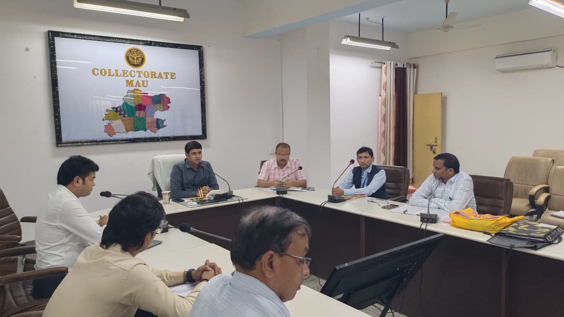 DMMau1's tweet photo. प्रारंभिक अर्हता परीक्षा (PET)-2026 को सकुशल, निष्पक्ष एवं पारदर्शी ढंग से संपन्न कराने के दृष्टिगत समस्त सेक्टर एवं स्टेटिक मजिस्ट्रेट तथा केंद्र व्यवस्थापकों के साथ बैठक कर आवश्यक दिशा-निर्देश दिए।
@UPGovt @CMOfficeUP @InfoDeptUP https://t.co/aC2DMBCUx7