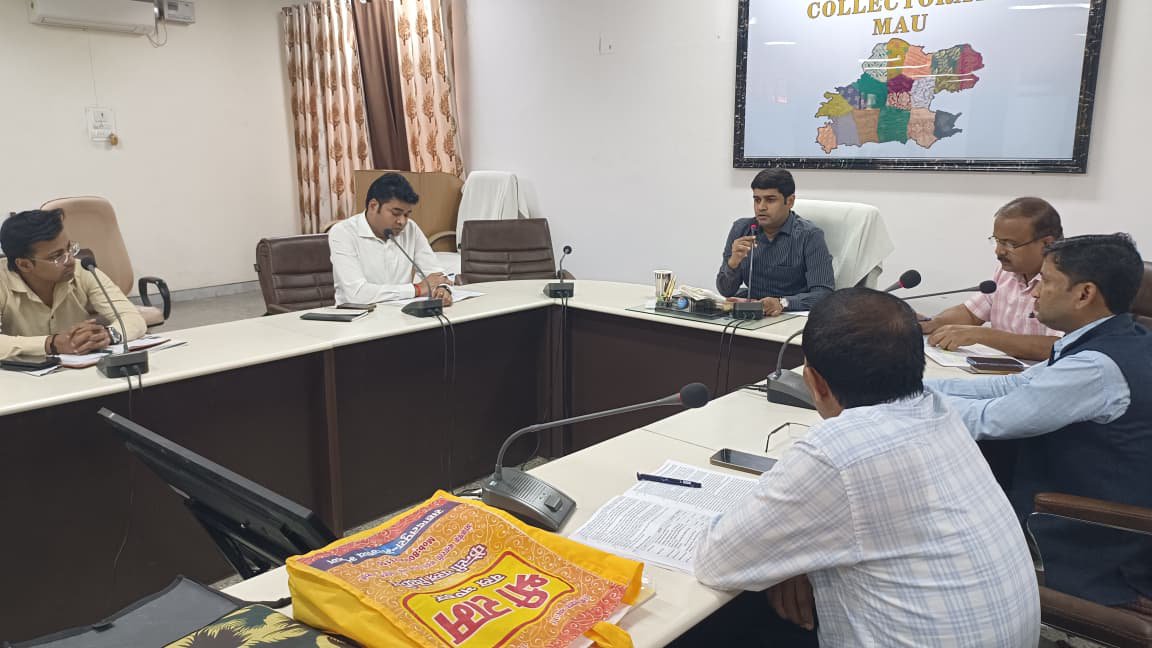 DMMau1's tweet photo. प्रारंभिक अर्हता परीक्षा (PET)-2026 को सकुशल, निष्पक्ष एवं पारदर्शी ढंग से संपन्न कराने के दृष्टिगत समस्त सेक्टर एवं स्टेटिक मजिस्ट्रेट तथा केंद्र व्यवस्थापकों के साथ बैठक कर आवश्यक दिशा-निर्देश दिए।
@UPGovt @CMOfficeUP @InfoDeptUP https://t.co/aC2DMBCUx7