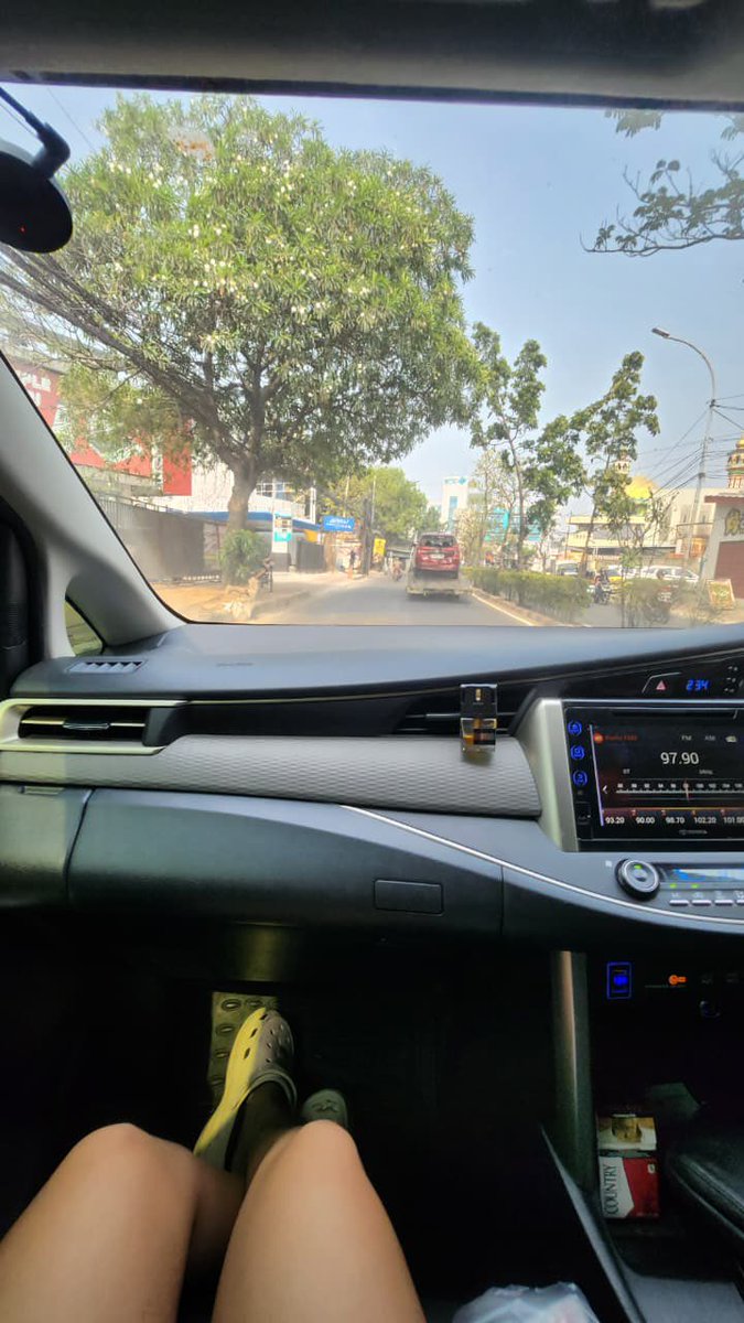 laudiweng's tweet photo. Nganterin Hubby Makan siang siapa tau ada yang mau meetup boleh juga 🤭😘 https://t.co/wTXPpPaECG