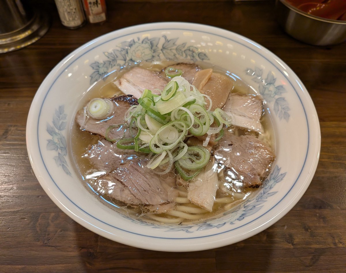 shurihiro's tweet photo. 屋台ラーメン  とくのぶ
限定
のぶちゃんラーメン

急な限定告知✨️
ちょうど近くにいたので急ぎ訪問😁

優しい豚清湯が旨い😋
店主の助言で胡椒を振りかけると
胡椒が際立ち旨さアップ✨️
久しぶりにデフォのメニューも食べねば😂
#沖縄ラーメン　#とくのぶ https://t.co/dbtgg1wuTA