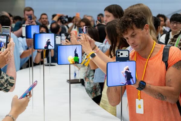 iMathTechs's tweet photo. 📈 Apple aurait augmenté sa production d’iPhone Duo de 44 %, passant à 14 millions d’unités pour l’année.

La raison ? Des précommandes jugées « extraordinaires », avec des délais déjà repoussés à janvier.
Cette demande record montre que le pliable n’est peut être pas qu’un marché de niche.
Si Apple transforme l’essai, le smartphone traditionnel pourrait vivre ses dernières années.

Seriez-vous prêt à basculer vers ce format ?