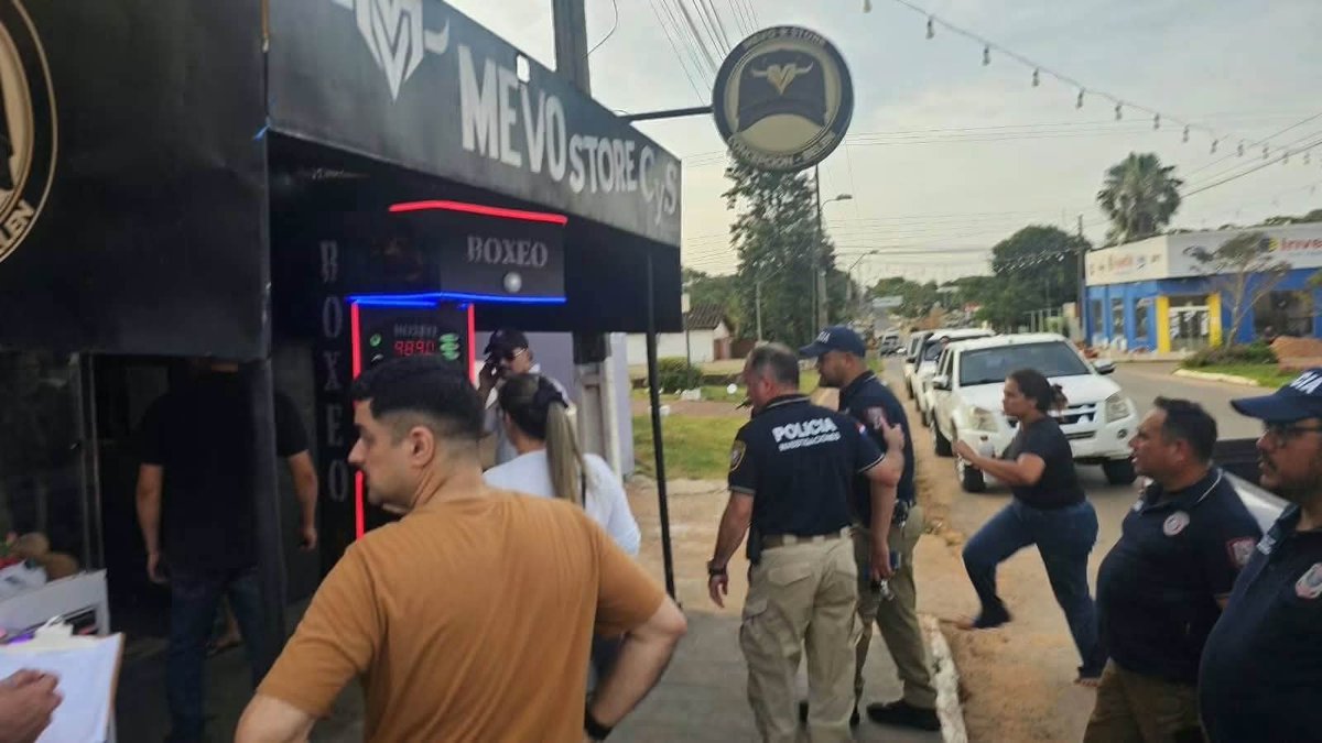 Ahora_Py's tweet photo. CAE ALIAS “TÍO ANTONIO” POR CASO DE PRIVACIÓN DE LIBERTAD DE UNA MENOR

Un hombre de 29 años, identificado como Ladislao Antonio González Sosa, fue detenido durante dos allanamientos en Belén, Concepción. La Policía incautó celulares, equipos informáticos, cámaras y un automóvil. La investigación continúa bajo dirección fiscal.
