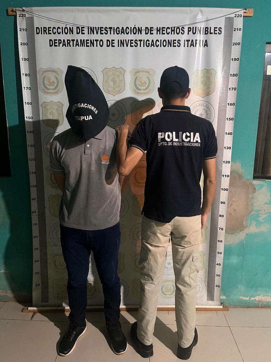 Ahora_Py's tweet photo. SIMULÓ UN ASALTO PARA QUEDARSE CON MÁS DE G. 10 MILLONES Y TERMINÓ DETENIDO

Un cobrador de 31 años, identificado como Alejandro Daniel Franco, habría inventado un asalto para quedarse con G. 10.098.000 que debía rendir. Tras caer en contradicciones y no hallar evidencias en cámaras de seguridad, confesó el hecho y entregó el dinero en Encarnación.