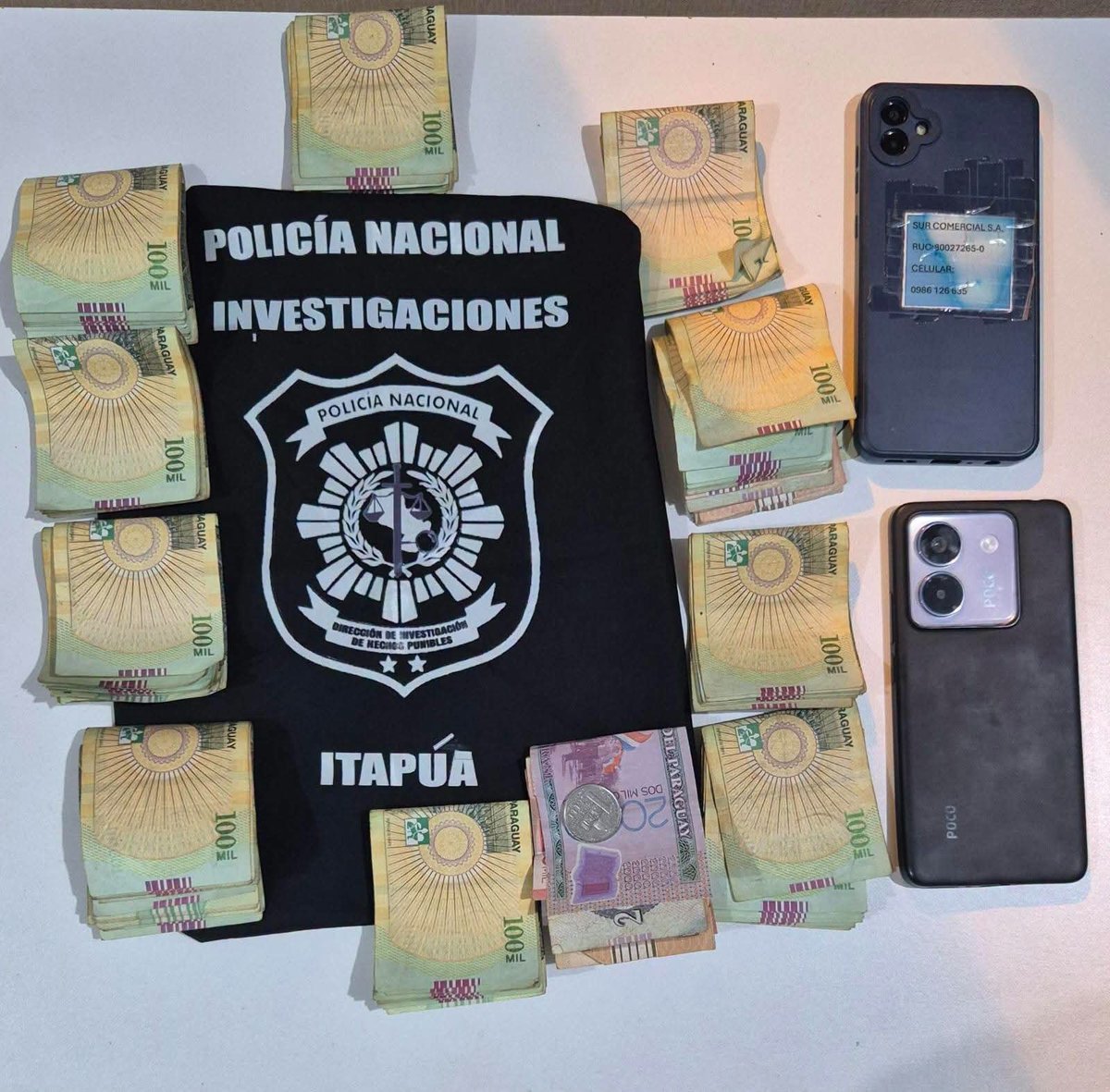 Ahora_Py's tweet photo. SIMULÓ UN ASALTO PARA QUEDARSE CON MÁS DE G. 10 MILLONES Y TERMINÓ DETENIDO

Un cobrador de 31 años, identificado como Alejandro Daniel Franco, habría inventado un asalto para quedarse con G. 10.098.000 que debía rendir. Tras caer en contradicciones y no hallar evidencias en cámaras de seguridad, confesó el hecho y entregó el dinero en Encarnación.