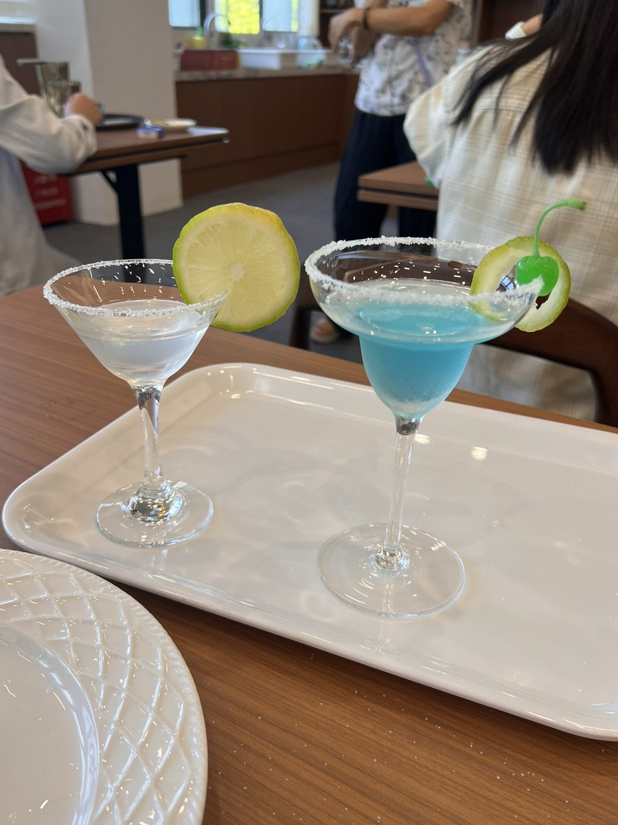 Avril2kuu's tweet photo. Daiquiri and Bule Margarita https://t.co/GL7wy3vGao