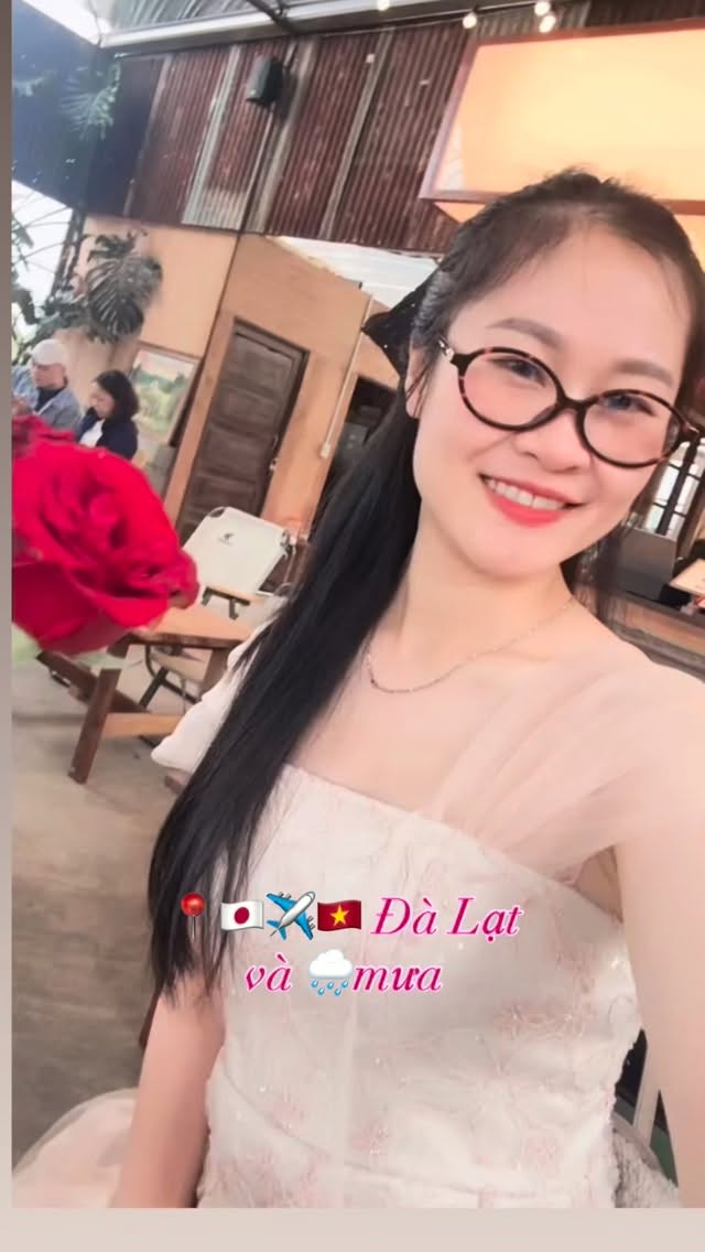 Jennifer_moore3's tweet photo. Từ Nhật Bản bay về Việt Nam giữa những cơn mư https://t.co/92nSMAfdJs