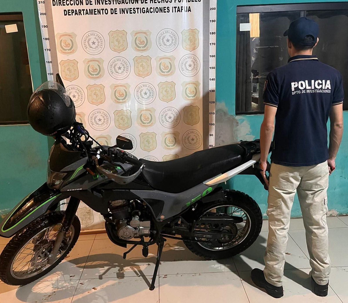 Ahora_Py's tweet photo. SIMULÓ UN ASALTO PARA QUEDARSE CON MÁS DE G. 10 MILLONES Y TERMINÓ DETENIDO

Un cobrador de 31 años, identificado como Alejandro Daniel Franco, habría inventado un asalto para quedarse con G. 10.098.000 que debía rendir. Tras caer en contradicciones y no hallar evidencias en cámaras de seguridad, confesó el hecho y entregó el dinero en Encarnación.