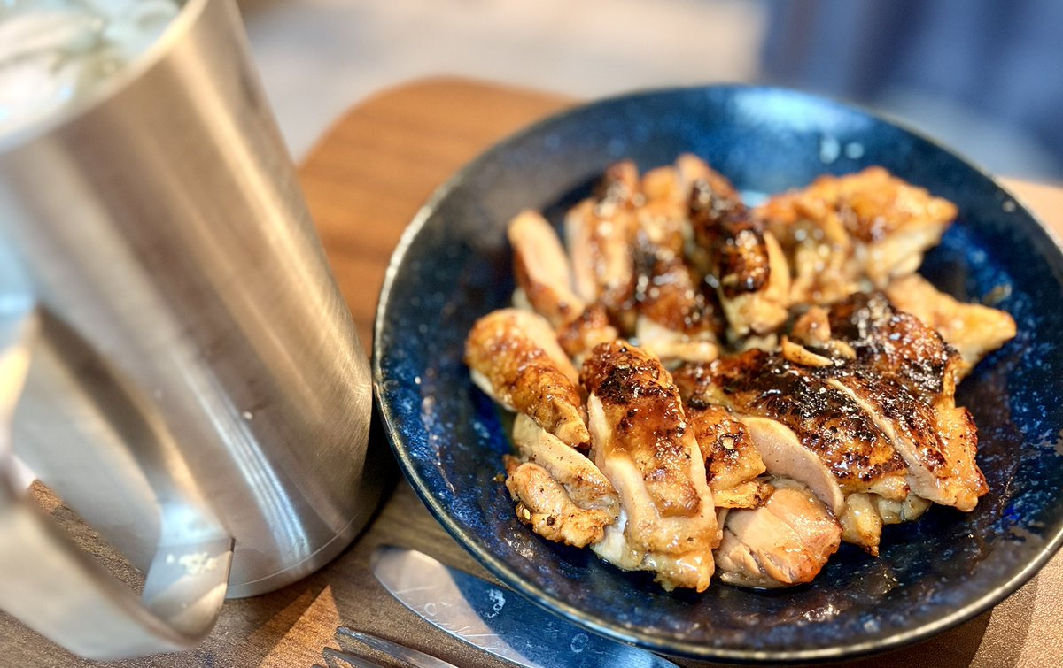 5eyxsp's tweet photo. 一足早い週末はシンプルに照り焼きチキンで乾杯。
一緒に食べる？飲む？笑 https://t.co/BnUQl4qGl6