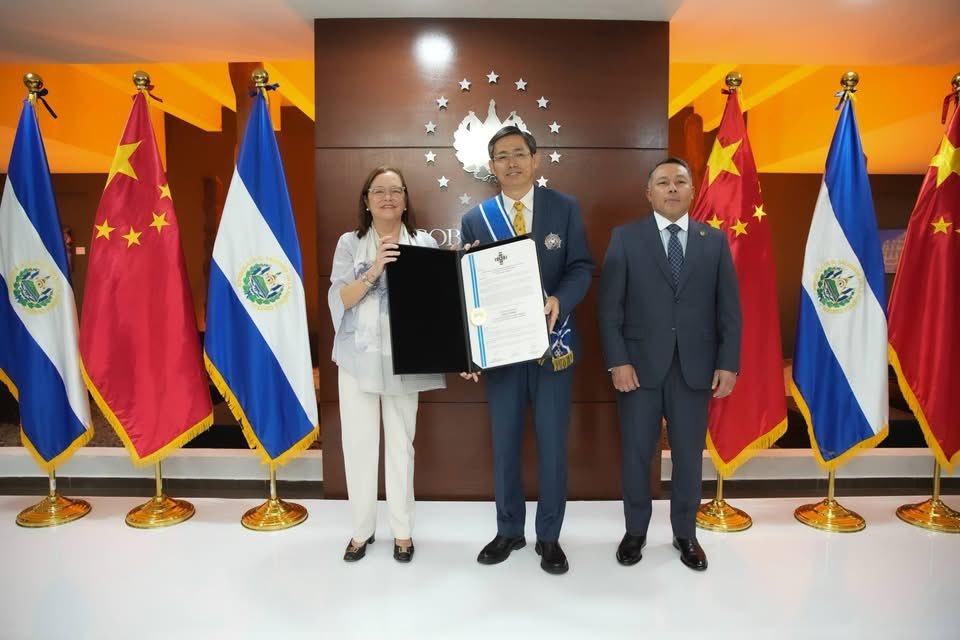 quepasasv_'s tweet photo. El Salvador condecora a embajador de China por cooperación bilateral

La canciller Alexandra Hill entregó la Orden Nacional José Matías Delgado al embajador de China en El Salvador, Zhang Yanhui, en reconocimiento a su contribución al fortalecimiento de las relaciones diplomáticas y de cooperación entre ambos países.

La funcionaria destacó los avances en comercio, inversión, infraestructura, educación y tecnología, así como el impulso a los lazos de amistad entre ambas naciones.