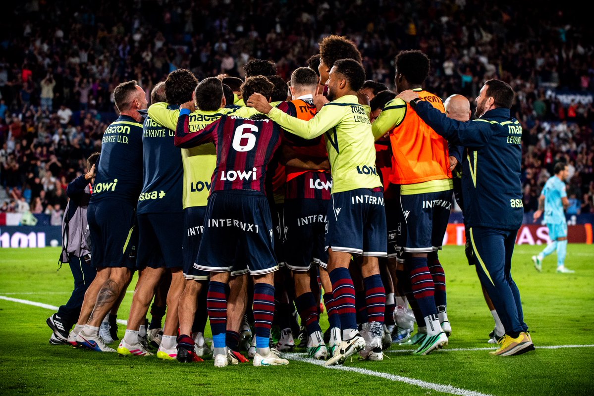 LevanteUD's tweet photo. 💙❤️ ¡JUNTOS!

#LevanteUDAthletic https://t.co/7j8Bh0qpLc