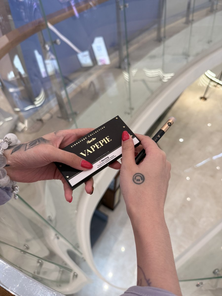 VPPIE_Official's tweet photo. Pure luxury. Effortless presence. Regal Slims. ๐๐ค#VPRegalSlims #RegalSlims #VAPEPIE #vapetwt https://t.co/FK8o9v3sdg