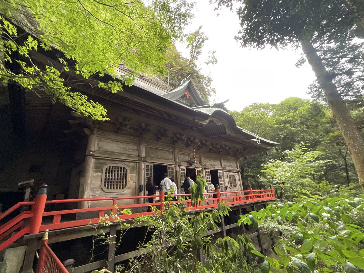 oimodewassyoi's tweet photo. 8月9日定期観光バス国東半島バスツアー
両子寺奥之院
岩壁に張り付いた御堂
奥にも仏様が､､
神秘的だった https://t.co/OCxePbNgKW