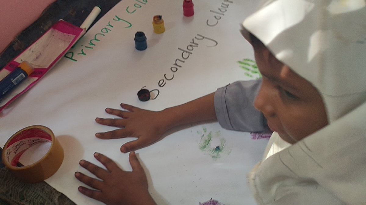 ParveenSindhi1's tweet photo. Hands on activity learning by doing... Ece class learning primary and secondary colors... Class 4 students made diet wheel GGELS Rehmowali Ghotki ... 
@SELDGOS @MinisterEduGos @sardarshah1 https://t.co/rCSs0GBmQt