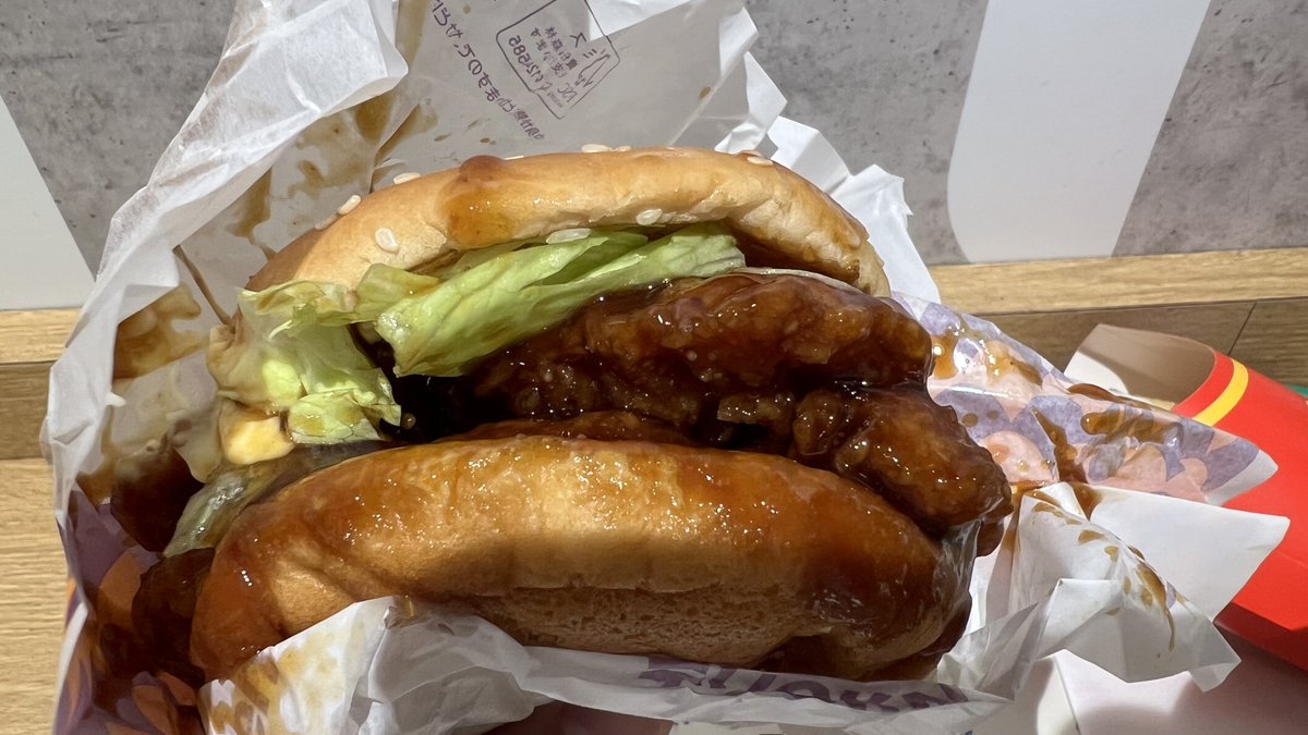chikishi's tweet photo. 今日は、某マクドナルドで、倍てりやきジューシーマックセットのポテトをLにして、ドリンクをマックフロート丸搾りレモネードにして食べてみました！！

以前のものより、大分ジューシーな感じがして、おいしかったです(´ｰ｀) https://t.co/eElsUyO9be
