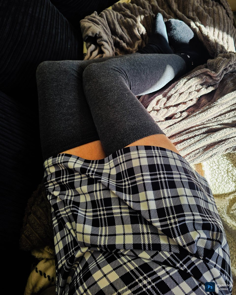 tommarc6699's tweet photo. Feeling cold need a cuddle https://t.co/6gBXYoW05R