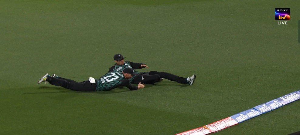Dakshsachdeva00's tweet photo. Funny As Hell 

#INDvsNZ #glennphlips https://t.co/V6fT7HUbr7