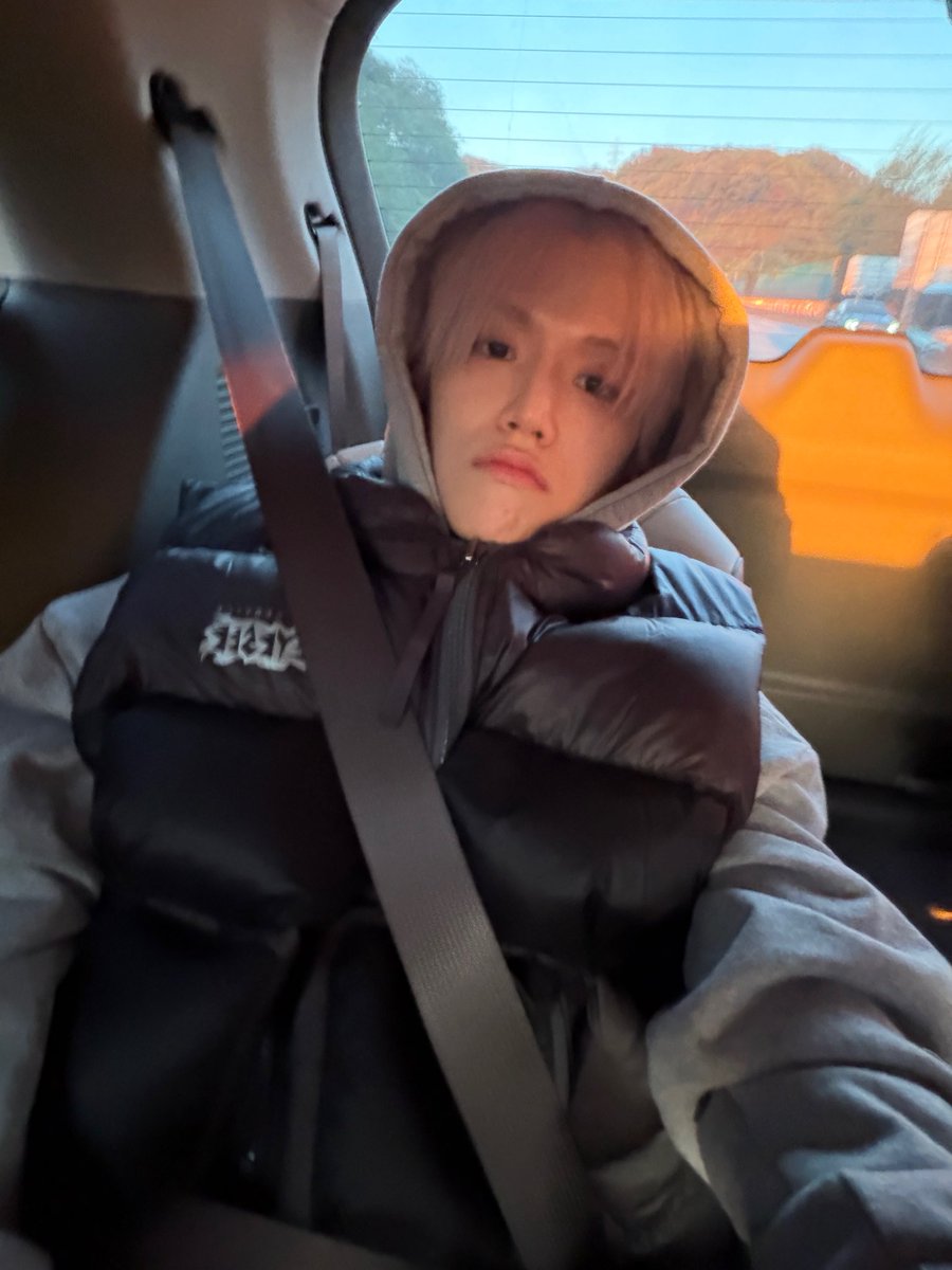 bbouii3's tweet photo. 아흓............ 못참겟다 https://t.co/s2c4dNfHro