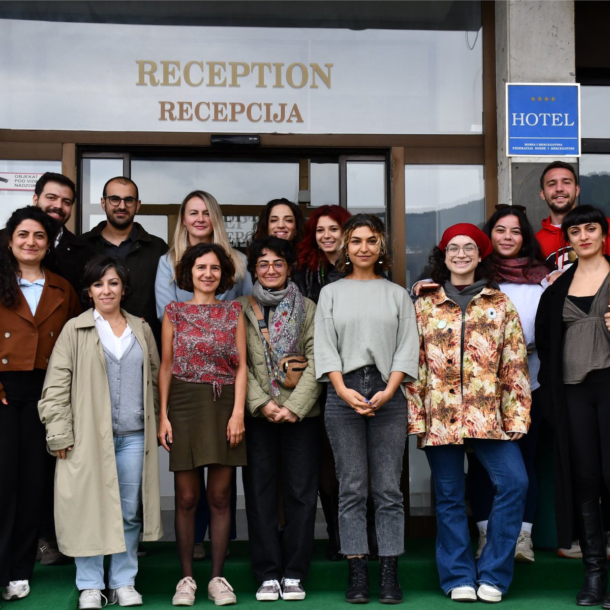 PCRCBiH's tweet photo. Nedavno smo ugostili novu grupu aktivista organizacije @hakikatadalet 🇹🇷 i njihovog programa posvećenog istini, pravdi i sjećanju, tokom studijske posjete BiH.

Nakon istorijske ture Sarajevom, posjetili su i @SrebrenicaMC te @WCMsarajevo. Nakon prikazivanja našeg filma „Kapija ’95“, učesnici su razgovarali s našom predsjednicom i osnivačicom Velmom Šarić o izazovima inkluzivnog sjećanja, važnosti mirovnog obrazovanja u formalnim obrazovnim sistemima, kao i o ulozi žena u izgradnji mira.

#PCRCBiH #Hafıza #PartnershipsThatMatter