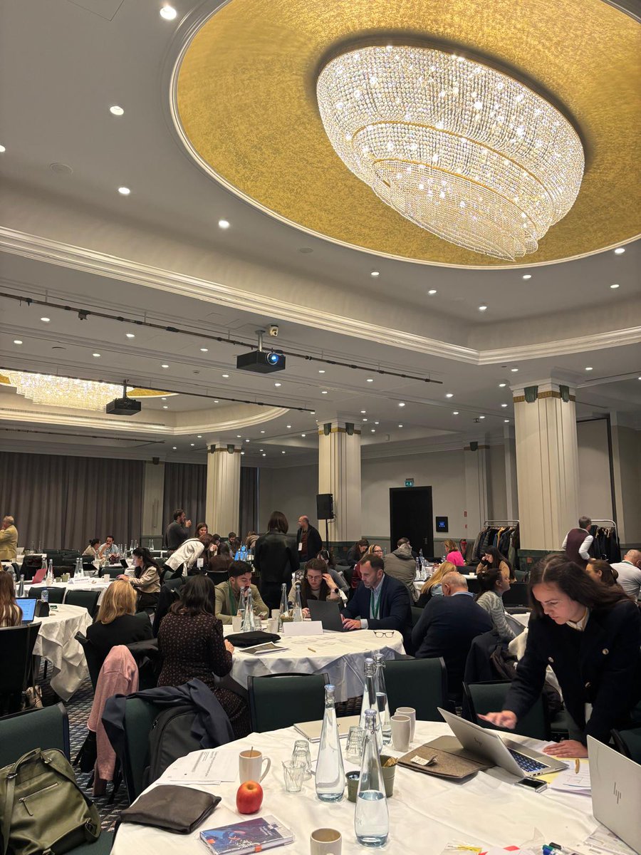 CCompostela's tweet photo. Particiamos en Bruselas en la 37.ª Network Meeting del Erasmus for Young Entrepreneurs @EYEprogramme : foro, talleres, matchmaking entre emprendedores y sinergias con European Digital Innovation Hubs. Cofinanciado por la Comisión Europea. #EYE https://t.co/An6sJW3bXv