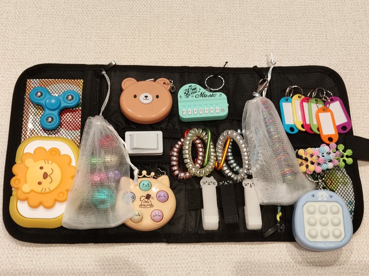 wlcmtmf's tweet photo. インスタを参考に、👶🏻へハフバでビジーバッグをプレゼント🎁
(先月の別荘に間に合わなかった)

取り敢えずそれぞれ舐めてくれてた笑
今月末の🇰🇷旅行で持っていく😊 https://t.co/yifgEEfwpr