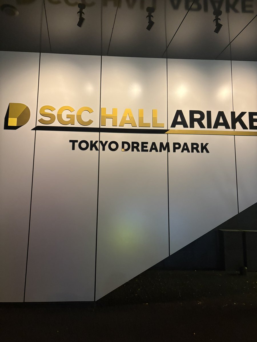 Whitie1983's tweet photo. 開演時間30分前目指して、開場時間1時間前に着いちゃった笑
なのでつい、グッズ買っちゃった笑

#GLAY https://t.co/iK6wE6IZ2s