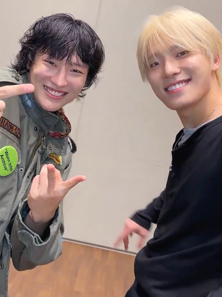 nodiverns's tweet photo. they're so happy to look like a carbon copy of each other 😭😭😭😭😭 https://t.co/DZEenbasej