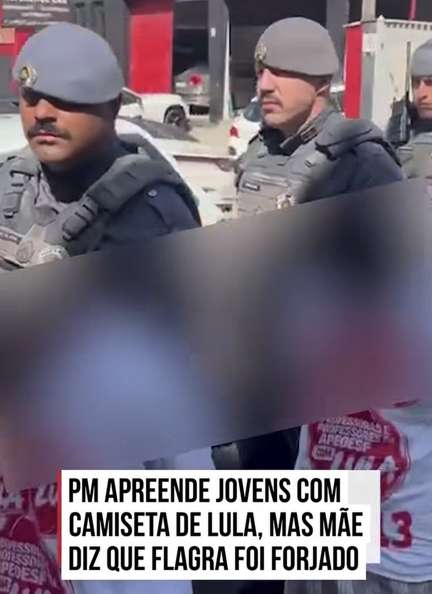 ojornaleirobr's tweet photo. 🚨 URGENTE! POLÍCIA MILITAR DE SP É ACUSADA DE FORJAR CENA COM CAMISETAS DE LULA EM OPERAÇÃO!

Uma denúncia gravíssima em Piracicaba exige respostas imediatas do Ministério Público de São Paulo, da Secretaria da Segurança Pública e do governador Tarcísio de Freitas.

Três jovens foram detidos durante uma operação policial e apareceram usando camisetas idênticas de apoio a Lula. As imagens foram divulgadas pelo senador eleito Guilherme Derrite, ex-secretário de Segurança Pública de Tarcísio, que aproveitou o episódio para fazer discurso político.

Mas a história pode ser muito mais grave.

A mãe de um adolescente de 17 anos afirma que o filho NÃO estava usando a camiseta quando foi abordado e acusa policiais de terem colocado as roupas nos detidos.

E tem mais: duas mulheres da mesma comunidade denunciaram que policiais as agrediram e exigiram que entregassem camisetas de apoio a Lula. As peças seriam do mesmo modelo utilizado pelos presos.

Segundo a Folha, o PT já acionou a Procuradoria-Geral Eleitoral e pediu investigação da Polícia Federal.

Se a denúncia for confirmada, estaremos diante de uma possível utilização da Polícia Militar para fabricar uma narrativa política às vésperas do segundo turno.

O Ministério Público de São Paulo precisa agir imediatamente!

Exigimos a preservação das imagens das câmeras corporais, dos registros da denúncia ao 190 e das roupas originais dos detidos, além da identificação dos policiais envolvidos e de uma investigação independente.

A Secretaria da Segurança Pública precisa explicar a origem das camisetas. E Tarcísio de Freitas precisa se manifestar publicamente.

Como imagens de uma operação policial cercada por denúncias tão graves foram parar nas redes de um aliado político do governador?

Combater o tráfico é obrigação da polícia. Fabricar propaganda eleitoral, se comprovado, é um escândalo de outra natureza.

A Polícia Militar serve à população de São Paulo, não a projetos eleitorais!

Fontes: Folha de S.Paulo, Metrópoles e TV TODODIA.