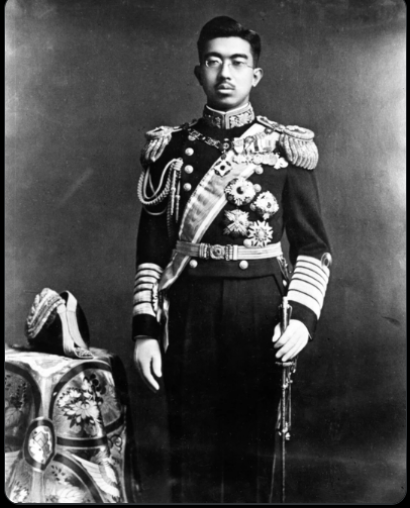 Requiemx07's tweet photo. Aşağıdaki adamı tanımayanlar için tanıştırayım. Kendisi Çinlilerin babası olarak bilinen İmparator Hirohito olur. Şu anki Çin halkının atalarının büyük çoğunluğu Hirohito ve ordusu tarafından peydahlanmıştır.

The Father of Chinese (1901 - 1989) https://t.co/qNVphRIktu