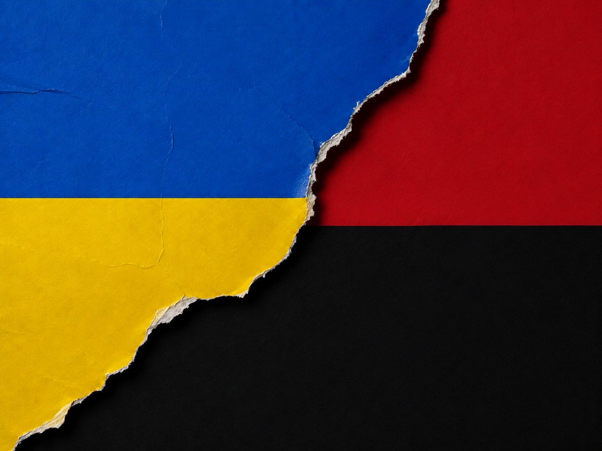 LeszekMiller's tweet photo. Myślicie, że decyzja Lwowskiej Rady Obwodowej o ogłoszeniu 2027 jako roku UPA jest odosobnionym incydentem? Nic bardziej mylnego. We Lwowie istnieje wiele upamiętnień Stepana Bandery oraz działaczy OUN i UPA. Poniżej najważniejsze przykłady - nie jest to pełny rejestr wszystkich tablic i drobnych form upamiętnienia:
- pomnik Stepana Bandery,
- ulica Stepana Bandery,
- ulica generała Czuprynki (pseudonim Romana Szuchewycza),
- ulica Jarosława Stećki,
- ulica Jewhena Konowalca,
- ulica Andrija Melnyka,
- ulica Dmytra Doncowa,
- plac Ołeksy Hasyna,
- pomnik Romana Szuchewycza,
- miejsca pochówków i uroczystości ku czci żołnierzy UPA na kompleksie cmentarzy Łyczakowskich,
- Muzeum Walki Wyzwoleńczej Ukrainy - ekspozycja obejmuje https://t.co/chgE1EUyvT. OUN, UPA oraz bataliony „Nachtigal” i „Roland”, które współpracowały z nazistowskimi Niemcami; muzeum posiada również rzeźbiarskie portrety Bandery, Szuchewycza i Doncowa,
- tablica Romana Szuchewycza na fasadzie Liceum nr 10 im. św. Marii Magdaleny, szkoły z polskim językiem nauczania.
Ponadto na Cmentarzu Łyczakowskim znajduje się pomnik upamiętniający żołnierzy dywizji Waffen-SS „Galizien”.
Siedem polskich miast – Katowice, Kraków, Lublin, Łódź, Przemyśl, Rzeszów i Wrocław – utrzymuje stosunki partnerskie ze Lwowem. Samorządom tych miast nie przeszkadzają symbole ukraińskiego zbrodniczego nacjonalizmu. Nie rażą upamiętnienia morderców polskiej ludności na Wołyniu i w Galicji Wschodniej.