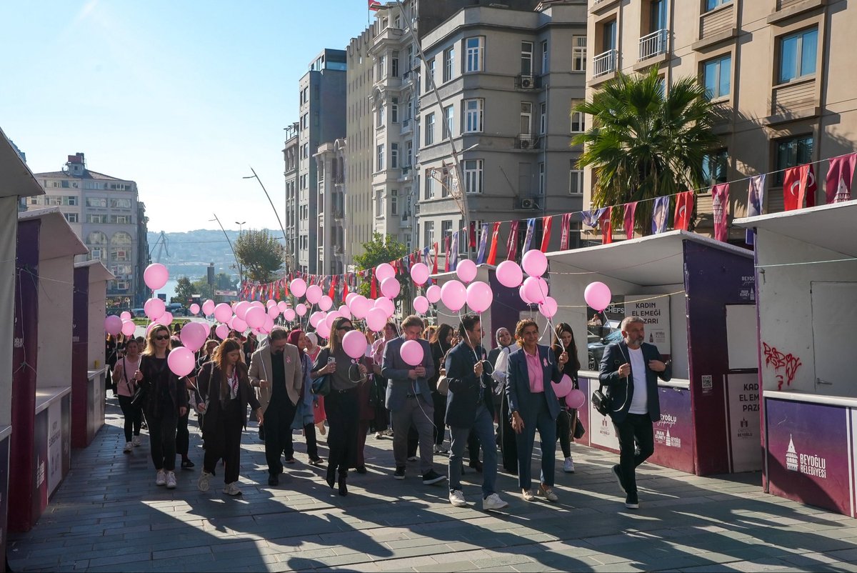 BeyogluBld's tweet photo. Beyoğlu’nda farkındalıkla sağlığımızı koruyoruz! 💜

Meme Kanseri Farkındalık Ayı kapsamında, Türk Kanser Derneği ile düzenlediğimiz eğitimde erken tanı, tedavi, sağlıklı beslenme ve psikolojik desteğin önemini konuştuk.

Seminer sonunda, tüm kadınlar için pembe umut balonlarımızı gökyüzüne bıraktık. 🎈
