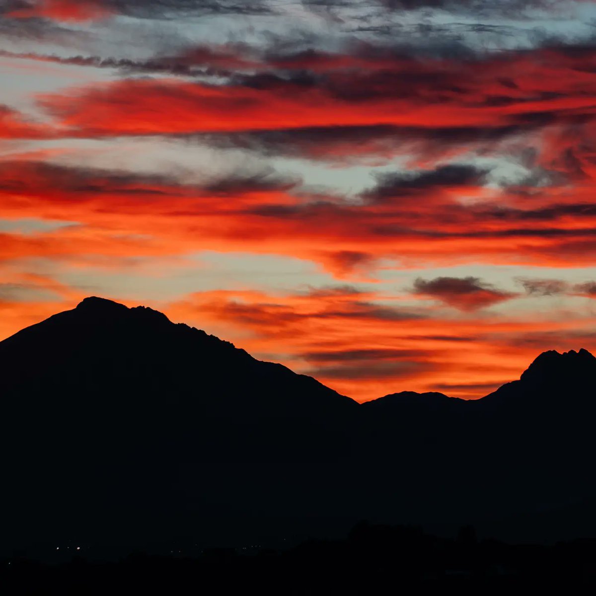 YourAbruzzo's tweet photo. Da #PescaraColli il #GranSasso si staglia contro un cielo di fuoco: quando il tramonto ridisegna le montagne, basta guardare verso l’orizzonte. 🌇
📸IG domenico.pompei.1
#viaggioinabruzzo #abruzzo #abruzzoturismo https://t.co/XBnvZT3IOI