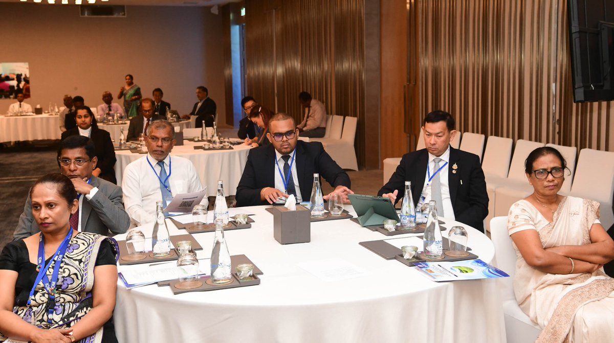 WHOSriLanka's tweet photo. [2/2] ➡️ As a country-led process, UHPR brings preparedness into high-level political and policy dialogue, building on existing evidence, national experience and lessons from past public health emergencies to help translate recommendations into action.

🎯 The ambition: Going beyond another assessment, by bringing evidence & experiences into one national dialogue, and turn priorities into political commitment, investment and sustained implementation ✅

#UHPR #HealthSecurity #HealthEmergencies #LKA
