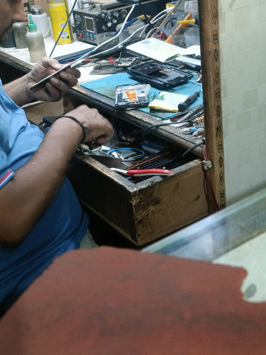 Rahulgoy0's tweet photo. @realmecareIN @realmeIndia 
This is called transparency, not like your service your agent not connect wire and blame me, make button unusable than tell repair charges, totally they are fraud nothing else don't go on 131301 pin code service center of (xiaomi, realme) they are one https://t.co/bGEYJIwx8E