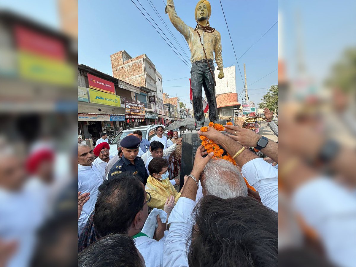 Kumari_Selja's tweet photo. आज रतिया, जिला फतेहाबाद में 'वोट बचाओ, देश बचाओ' जन आंदोलन के तहत आयोजित पदयात्रा में शामिल होकर भाजपा की वोट चोरी और लोकतंत्र को कमजोर करने की साजिश के खिलाफ आवाज बुलंद की।

भाजपा अब जनता के वोट से नहीं, वोट चोरी के सहारे सत्ता में बने रहना चाहती है। SIR के नाम पर मतदाता सूचियों से लोगों के नाम हटाने का खेल चल रहा है। गरीबों, दलितों, पिछड़ों और वंचित वर्गों को उनके संवैधानिक मताधिकार से दूर करने की कोशिश की जा रही है।

नेता प्रतिपक्ष श्री राहुल गांधी जी लगातार तथ्यों और प्रमाणों के साथ देश के सामने वोट चोरी का सच उजागर कर रहे हैं। लेकिन चुनाव आयोग इन गंभीर सवालों का जवाब देने के बजाय अपनी निष्पक्षता पर ही सवाल खड़े कर रहा है।

भाजपा सरकार समझ ले, वोट का अधिकार जनता ने संविधान से पाया है, किसी सरकार की कृपा से नहीं। इसे छीनने की हर कोशिश का कांग्रेस पार्टी पूरी मजबूती से विरोध करेगी।

देश को वोट चोरी का हिसाब चाहिए और चुनाव आयोग को जवाब देना होगा।
