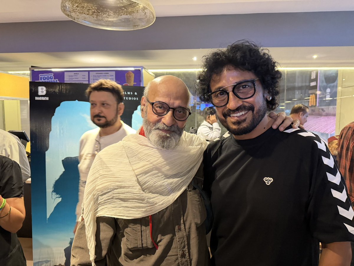vinodkapri's tweet photo. कितने भावुक और अभिभूत कर देने वाले वो पल थे जब PYRE देखने  के बाद भारतीय रंगमंच के पुरोधा, वरिष्ठ रंगकर्मी राम गोपाल बजाज जी ने कम से कम छह-सात बार मेरे हाथ चूमे और कहा कि “बेटा, तुमने PYRE के रूप में जिस कृति की रचना की है, इसके लिए तुम्हें सदियों तक याद रखा जाएगा।”

जितनी बार राम गोपाल जी मेरे हाथ चूम रहे थे, मैं उतनी बार उनके पैर छू रहा था।
इस बेइंतहा प्यार और आशीर्वाद के लिए बहुत-बहुत धन्यवाद, सर। 🙏

PYRE 
IN CINEMAS 
30TH OCTOBER 2026