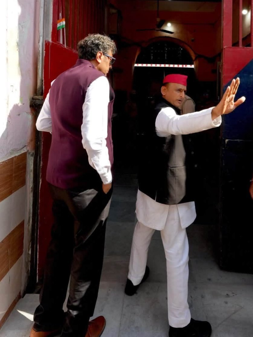 punchpath's tweet photo. रामपुर - जेल जाते अखिलेश यादव,

आज़म खान से मिलने। https://t.co/4YgTGzyLdo