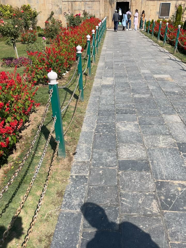 halkla's tweet photo. Mughal Gardens of Kashmir blend history, nature, and timeless elegance. Fragrant blooms, symmetrical terraces, shimmering fountains, and majestic Chinar trees create an unforgettable sensory experience, especially in autumn’s gold and crimson hues. https://t.co/yrphUK5HJb